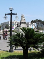 La plaza central y monumento en el Parque de la Exposicion en Lima. Perú, Sudamerica.