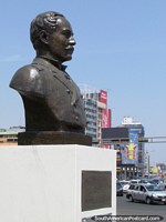 O capitão Elias Aguirre, busto de homem militar em Praça Miquel Grau em Lima. Peru, América do Sul.