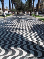 El paseo en Tacna es muy largo y tiene rayas curvas negras y blancas. Perú, Sudamerica.