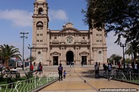Versão maior do A catedral de pedra impressionante no centro de Tacna.