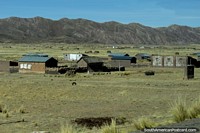 Versión más grande de Las pequeñas comunidades repartidas por todo el terreno áspero, al oeste de Desaguadero.