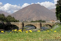 Versão maior do A ponte de Calicanto sobre o rio Huallaga, em Huanuco.