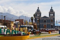 Iglesia de San Sebastián, iglesia azul icónica en Huánuco. Perú, Sudamerica.