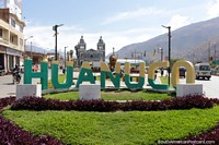 Huanuco, monumento de leão e igreja, são bem-vindos! Peru, América do Sul.