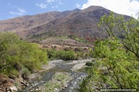 Visão do rio cheio de pedras e colinas em volta de Kotosh em Huanuco. Peru, América do Sul.