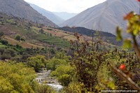 O vale do rio e montanhas em volta de Huanuco, examine de Kotosh. Peru, América do Sul.