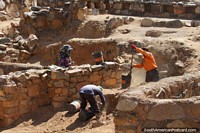 Los hombres que excavaban el Templo Blanco en Kotosh, el sitio arqueológico cerca de Huánuco. Perú, Sudamerica.
