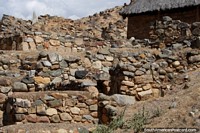 Sobras de construções de pedra em Kotosh (1,800 a.C.), perto de Huanuco. Peru, América do Sul.
