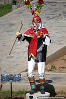 El Tuy Tuy, bailarín cultural del Perú, figura en el Parque Temático al lado de Kotosh, Huánuco. Perú, Sudamerica.