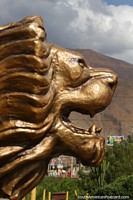 O grande monumento de leão de ouro em Huanuco, ïcone da cidade. Peru, América do Sul.