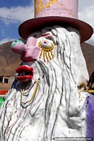 Otro personaje barbado de carnaval con un sombrero de copa, el modelo en un parque de Huánuco. Perú, Sudamerica.