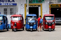 Táxi azul, táxi vermelho, táxi azul, rapaz vermelho, bolsa azul, táxi vermelho... Tingo Maria. Peru, América do Sul.