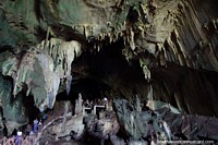 Dentro da caverna famosa das corujas (Cueva das Lechuzas) em parque nacional Tingo Maria, fantasmagórico. Peru, América do Sul.