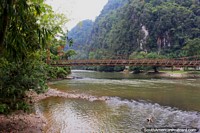 Versão maior do Ponte através do rio como visto de parque nacional Tingo Maria.
