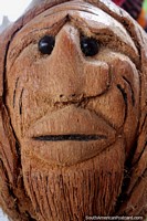Versión más grande de La cara del hombre tallado en un coco grande o un trozo de árbol, ojos pequeños, la artesanía de Tingo María.