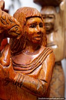 Versión más grande de Mujer indígena tallada en madera, artesanías de Tingo María.
