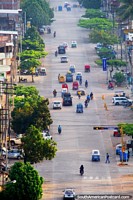 Versión más grande de Calle de la ciudad de Tingo María, menos tráfico de lo normal, taxi amarillo raro.