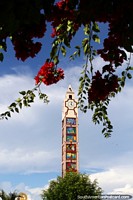 A torre de relógio mais bela alguma vez vi em Praça do Reloj em Pucallpa. Peru, América do Sul.