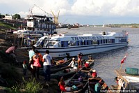 Um barco de passageiros cômodo entrou em doca em Pucallpa no Rio Ucayali. Peru, América do Sul.