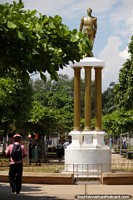 Estátua dourada principal e monumento em Tingo Maria na praça pública e parque. Peru, América do Sul.