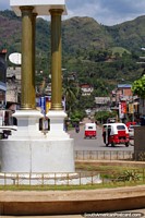 Visão as colinas da praça pública central em Tingo Maria. Peru, América do Sul.