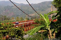O grande roubo lança uma ponte através do Rio Huallaga em Tocache, Bacia de Amazônia. Peru, América do Sul.