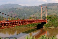Reflexões da ponte cor-de-laranja no Rio Huallaga em Tocache. Peru, América do Sul.
