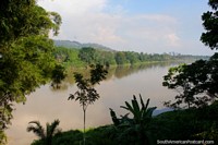 O Rio Huallaga é tributário do Rio Maranon que é tributário do Rio de Amazônia, Tocache. Peru, América do Sul.