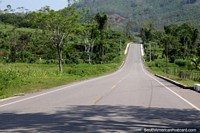 Un paseo rpido de 40 minutos de Balsayacu a Juanjui en un camino sellado, la peor parte es ms! Per, Sudamerica.