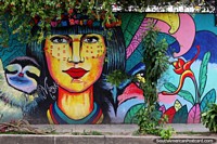 Versão maior do A preguiça é a melhor amiga de uma mulher em Yurimaguas, um belo mural com cores incríveis.