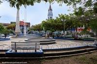 A praça pública é o centro da cidade em Yurimaguas mas o rio é o centro da vida. Peru, América do Sul.