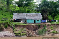 Casas e lavando-se fora para secar, junto do Rio Huallaga, ao norte de Yurimaguas. Peru, América do Sul.