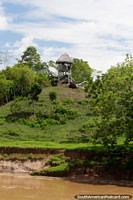 Versão maior do Uma torre de vigia de madeira em uma colina, para procurar barcos e barcos, ao norte de Yurimaguas.