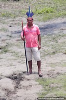 O chefe da comunidade de Saramuro, com penas, enfrenta a pintura e a lança, o Amazônia peruano! Peru, América do Sul.