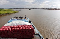 As batatas, o arroz e o par de mototaxis chegaram seguramente a Iquitos e então tenha-nos passageiros! Peru, América do Sul.