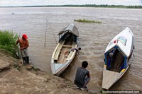 Barcos de rio de viagem fácil e rápido de Iquitos ao alojamento de mato. Peru, América do Sul.