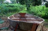 Barco de madeira que se senta no meio do caminho perto do Rio de Amazônia em volta de Iquitos. Peru, América do Sul.