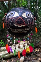 Arte indgena de la selva, cara tallada y piezas de colores, Iquitos. Per, Sudamerica.