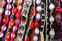 Semillas y granos de color, artesanas indgenas Amaznicas de Iquitos. Per, Sudamerica.