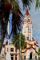 La iglesia bien guardada y la torre del reloj en Iquitos junto a la plaza principal. Perú, Sudamerica.