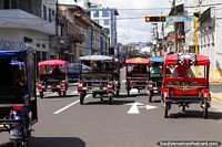 Quando est em um mototaxi sempre se sente como uma corrida com outro mototaxis, o caminho  a pista, Iquitos. Peru, Amrica do Sul.