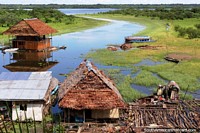 A grande casa de madeira no brejo perto dos pastos e Rio de Amazônia em Iquitos. Peru, América do Sul.