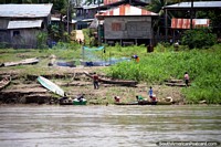 Versión más grande de Vida al lado del Río Amazonas, un sendero conduce al pueblo, entre Iquitos y Santa Rosa.