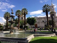 Hermosa Plaza de Armas en Arequipa con fuente, palmeras y catedral. Perú, Sudamerica.