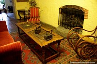 O fundador de Arequipa (Garci Manuel de Carbajal) viveu em estilo bonito, o seu sofá e cadeiras junto da lareira com 2 ferros. Peru, América do Sul.
