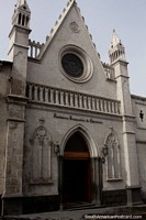 Versão maior do Santuario Eucaristico de Adoracion (Relicário eucarïstico de Adoração), pequena igreja de pedra em Arequipa.