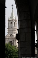 Versão maior do Os arcos em volta da praça pública apresentam uma oportunidade de fazer fotos bonitas da catedral em Arequipa.