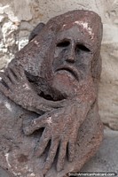 O figura esculpiu na pedra com uma cara vazia e grandes mãos no museu da história em Arequipa. Peru, América do Sul.