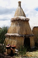 Com uma lareira e potes cerâmicos do lado de fora disto pode ser a cabana de preparação de comida na Ilha de Summa Willjta, Puno. Peru, América do Sul.