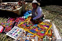Artesanías culturales que representan la tradición de las personas que viven alrededor del lago en Puno. Perú, Sudamerica.